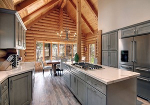 Beautiful Log Cabin with views, hot tub, WIFI, minutes to both ski resorts