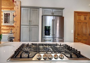 Beautiful Log Cabin with views, hot tub, WIFI, minutes to both ski resorts