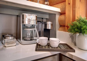 Beautiful Log Cabin with views, hot tub, WIFI, minutes to both ski resorts