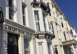 Beautiful Modern Seafront Apartment Recently Re-furbished