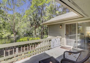 Beautiful villa with deck & shared pool, hot tub, tennis courts, sauna & more