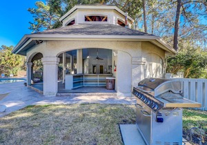 Beautiful villa with deck & shared pool, hot tub, tennis courts, sauna & more