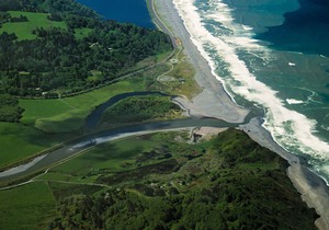Beautiful, Warm & Welcoming-Redwoods, River, Beaches (w/ Hot tub)