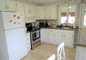 Beautifully Renovated Home 1/2 Mile from Campground Beach