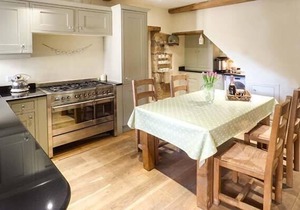 BECKFIELD COTTAGE, pet friendly, character holiday cottage in Silsden
