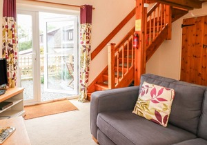 BELLA'S COTTAGE, pet friendly, with hot tub in Halwill Junction