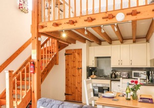 BELLA'S COTTAGE, pet friendly, with hot tub in Halwill Junction