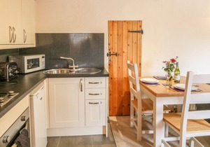 BELLA'S COTTAGE, pet friendly, with hot tub in Halwill Junction
