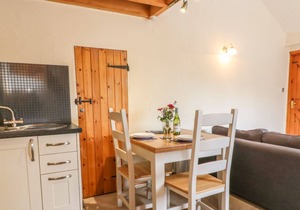 BELLA'S COTTAGE, pet friendly, with hot tub in Halwill Junction