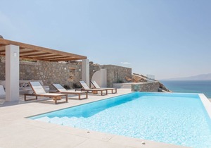 Bellevue Villa One - enjoy the 130sqm villa and the view over the infinity pool!
