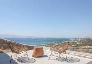 Bellevue Villa One - enjoy the 130sqm villa and the view over the infinity pool!