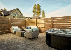 Bend FUN ~ Heated resort pool ~ hot tub ~ pocket park ~ concert shuttle