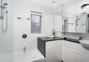 BENT6 - Spacious w/ Panoramic Sydney Harbour Views