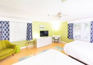 Best of Delaware - Two QUEEN Beds - Pet Friendly-Walk to Beach-Pool-Hot tub