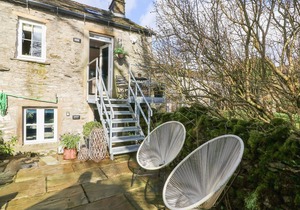 BLACKSMITH COTTAGE, pet friendly, with a garden in Grassington