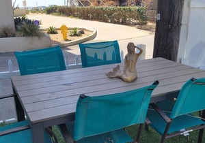 Bright 2 Bedroom 1.5 bath 15 Seconds to the BEACH!