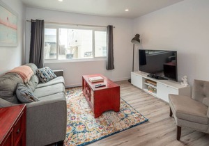 Bright 2 Bedroom 1.5 bath 15 Seconds to the BEACH!