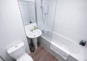 ☆ Bright, 2 Bedroom West End Apartment ☆