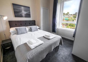 ☆ Bright, 2 Bedroom West End Apartment ☆