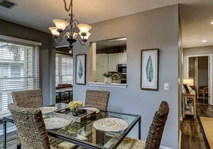 Bright and inviting condo w/shared pools & tennis courts - near the beach