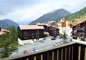 Bright and quiet duplex, 6 ppl, WiFi, balconies, near slopes