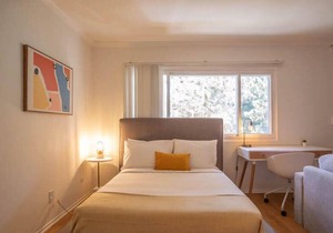 Bright, comfortable Studio with fast WiFi