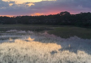 Bright, Fresh & Sunny! 3 screened in porches. Close to beach. 5 min bike ride!