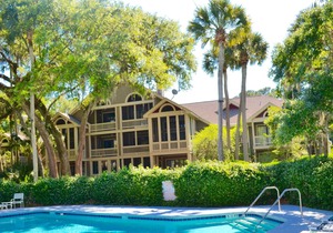 Bright, Fresh & Sunny! 3 screened in porches. Close to beach. 5 min bike ride!