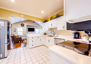 Bright home with outdoor pool, on-site golf, tennis & beach access