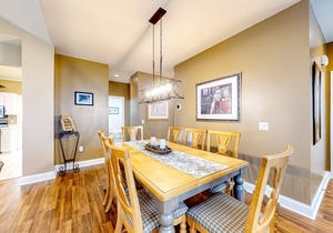 Bright home with outdoor pool, on-site golf, tennis & beach access