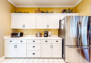 Bright home with outdoor pool, on-site golf, tennis & beach access