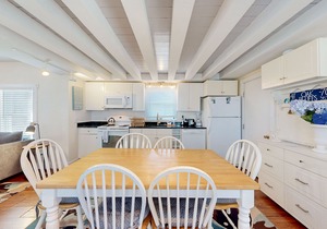 Bright old-world cottage with two porches & large yard - walk to town & beaches