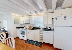 Bright old-world cottage with two porches & large yard - walk to town & beaches