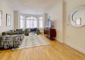 Bright Three Bedroom Apartment in Hammersmith