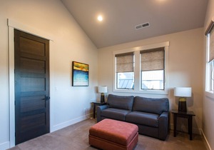 Bring bikes + SUP and have summer Bend fun! 24-hr staff ~ tons of room ~ resort