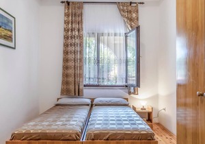Bring your pet on vacation in this vacation apartment by the sea!