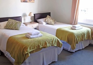 Bury Villa - sleeping 18 guests