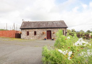 BWTHYN TY NEWYDD, with hot tub in Llangadfan