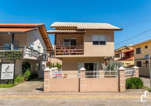 Casa com 03 dormitórios de casal