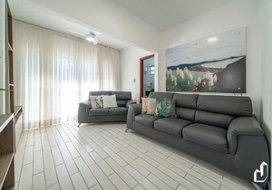 Casa com 03 dormitórios de casal