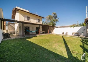 Casa com 03 dormitórios climatizados com berço