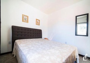 Casa com 03 dormitórios climatizados com berço