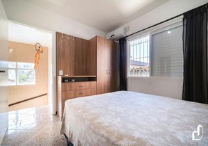 Casa com 03 dormitórios climatizados com berço