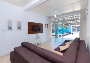 CASA COM PISCINA EM MORRINHOS- Rua Hortência