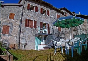 Casa del Borgo Pregasio Garden and view by Gardadomusmea