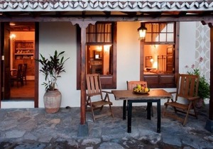 Casa Los Melindros overlooks the sea and volcanoes