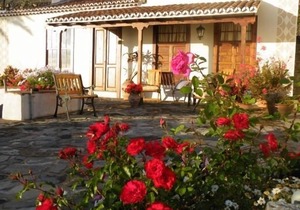 Casa Los Melindros overlooks the sea and volcanoes