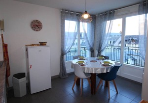 Central Apartment near Spa, 2 Bedrooms, Sleeps 6, Parking Included