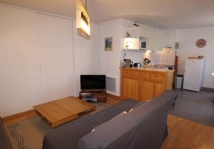 Central Apartment near Spa, 2 Bedrooms, Sleeps 6, Parking Included