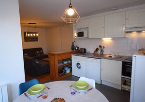 Central Apartment near Spa, 2 Bedrooms, Sleeps 6, Parking Included
